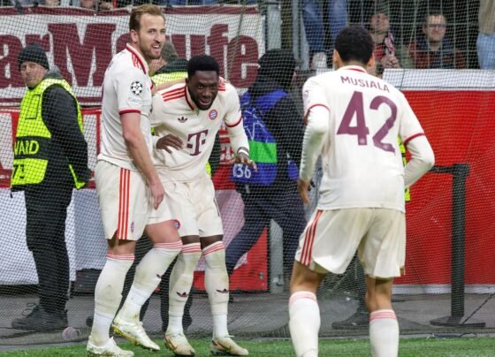 Foto colorida de Harry Kane, Alphonso Davies e Jamal Musiala, jogadores do Bayern de Munique - Metrópoles