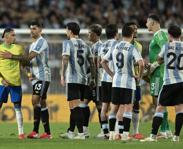 Foto colorida de Seleção Brasileira e Argentina - Metrópoles