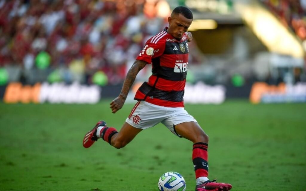 Wesley, lateral do Flamengo, cruzando a bola - Metrópoles