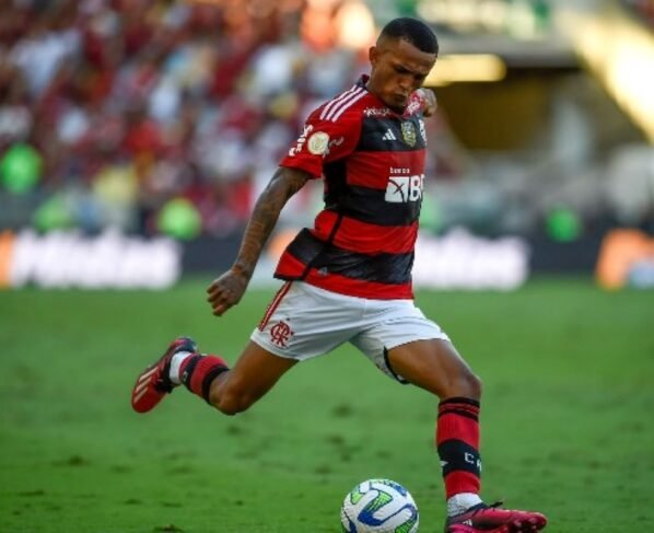 Wesley, lateral do Flamengo, cruzando a bola - Metrópoles