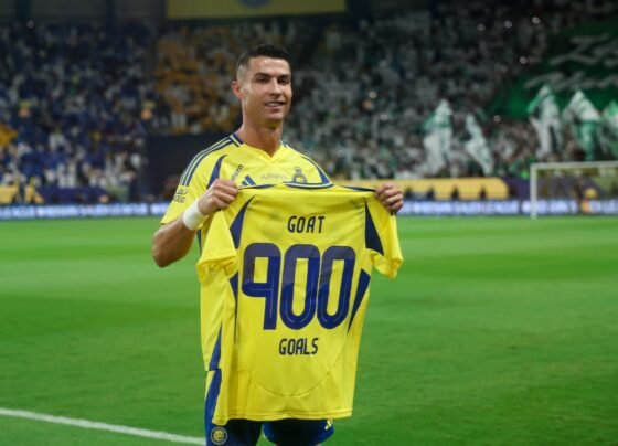 Foto colorida de Cristiano Ronaldo com camisa comemorativa de 900 gols, GOAT - Metrópoles