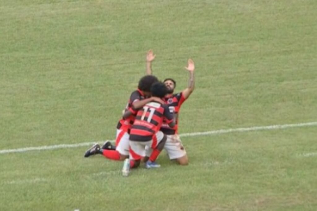 Jogadores do Águia Negra durante partida de futebol