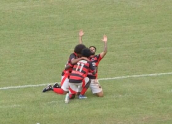 Jogadores do Águia Negra durante partida de futebol