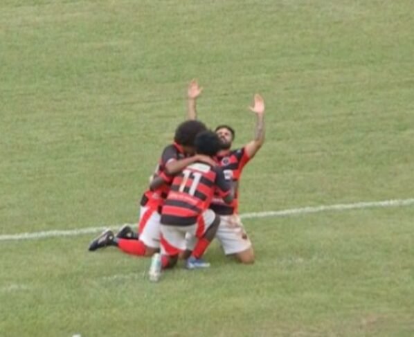 Jogadores do Águia Negra durante partida de futebol