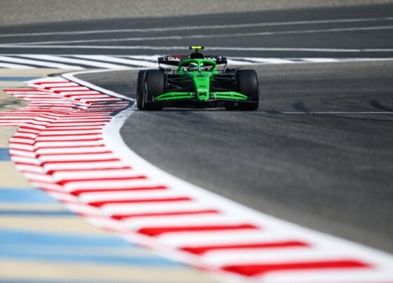 Foto de Gabriel Bortoleto, em carro da Sauber, durante testes de pré-temporada da Fórmula 1 - Metrópoles