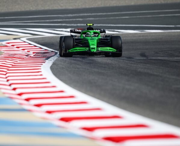 Foto de Gabriel Bortoleto, em carro da Sauber, durante testes de pré-temporada da Fórmula 1 - Metrópoles