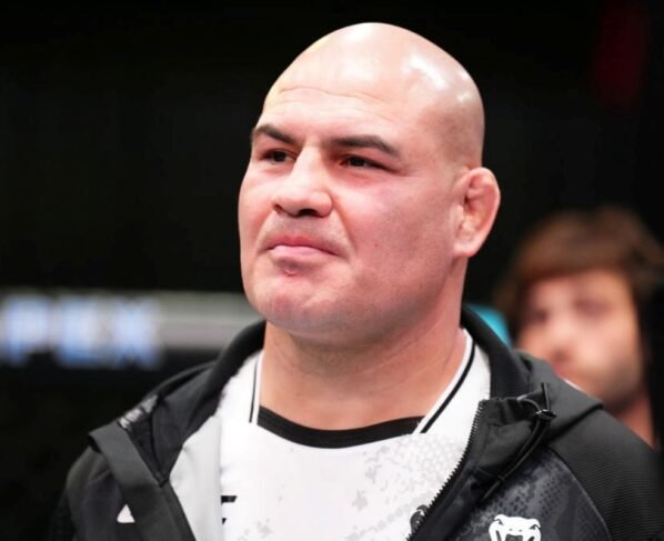Imagem colorida de Cain Velasquez - Metrópoles