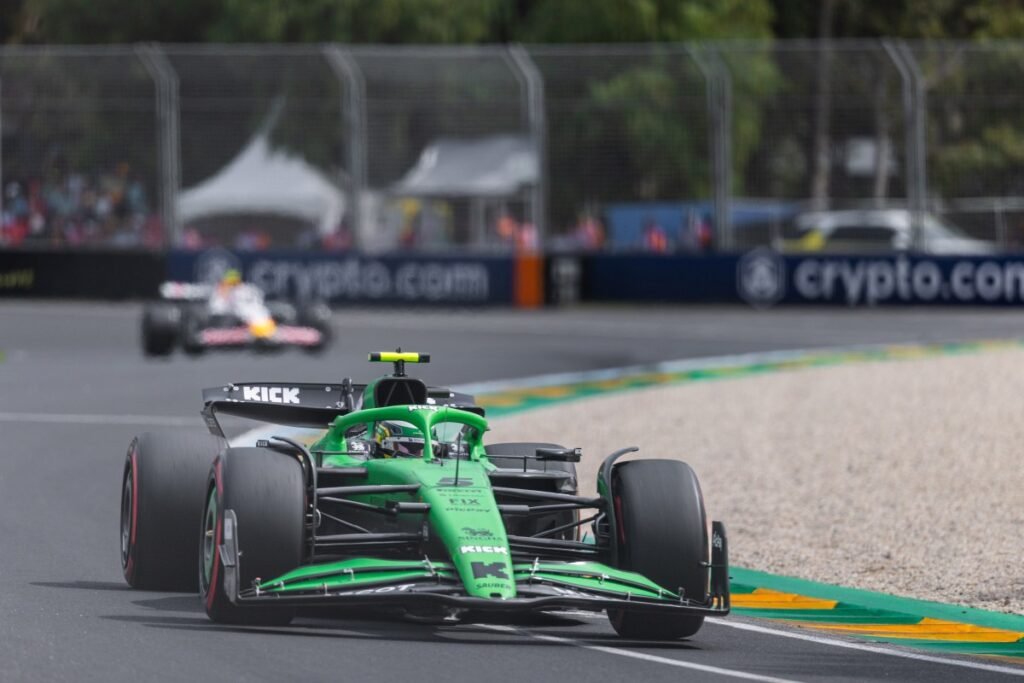 Foto colorida do carro de Gabriel Bortoleto durante treino de classificação do GP da Austrália de F1 - Metrópoles