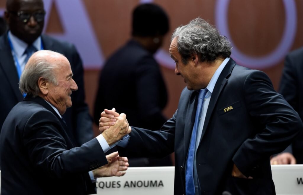 Imagem colorida de Joseph Blatter e Michel Platini - Metrópoles