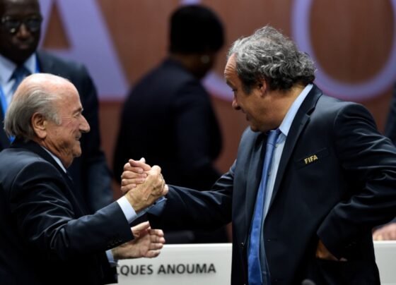 Imagem colorida de Joseph Blatter e Michel Platini - Metrópoles