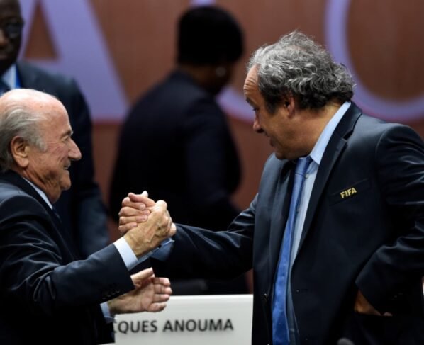 Imagem colorida de Joseph Blatter e Michel Platini - Metrópoles