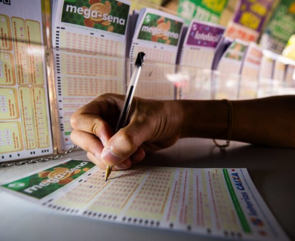 Imagem colorida de volantes de loterias da Caixa sorteio - Metrópoles