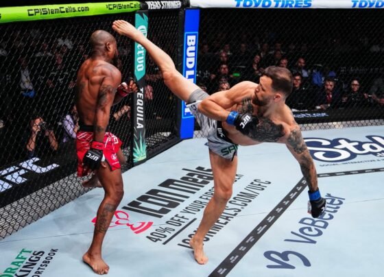 Foto colorida de Maurício Ruffy aplicando golpe impressionante em Bobby Green, no UFC 313 - Metrópoles