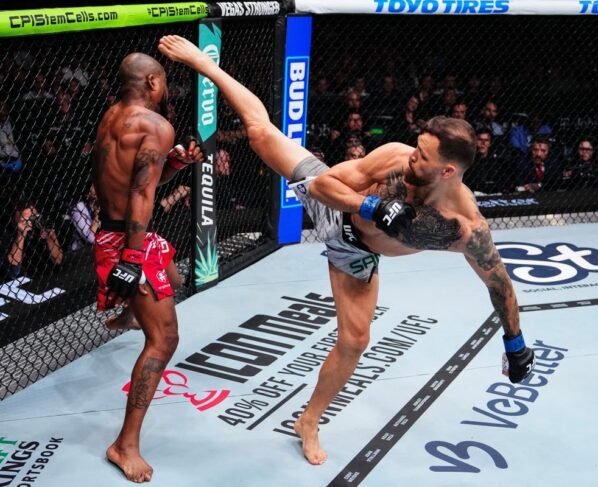 Foto colorida de Maurício Ruffy aplicando golpe impressionante em Bobby Green, no UFC 313 - Metrópoles