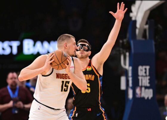 Imagem colorida de Nikola Jokic durante partida - Met´ropoles