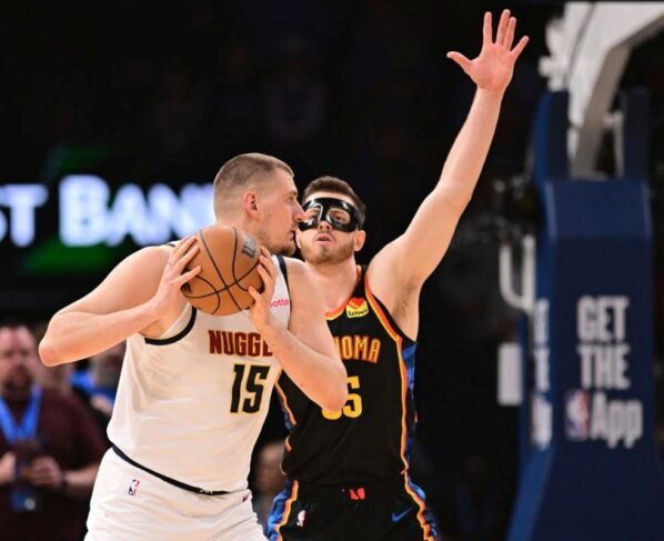 Imagem colorida de Nikola Jokic durante partida - Met´ropoles
