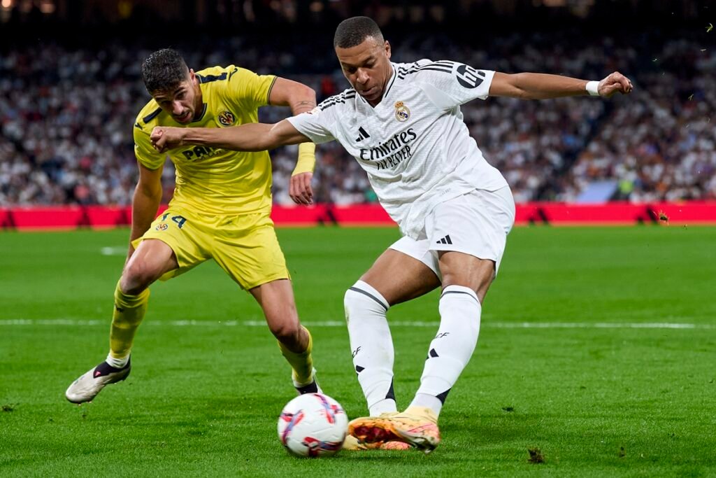 Foto colorida de Mbappé, do Real Madrid, contra o Villarreal - Metrópoles