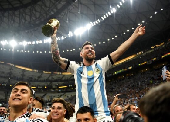 Messi sendo carregado pelos companheiros da Argentina - Metrópoles