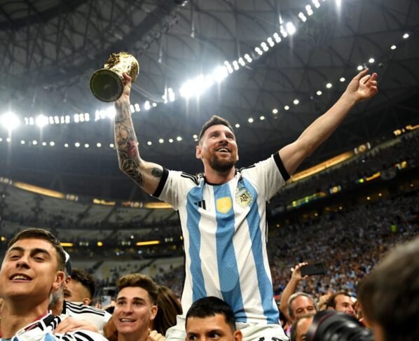 Messi sendo carregado pelos companheiros da Argentina - Metrópoles