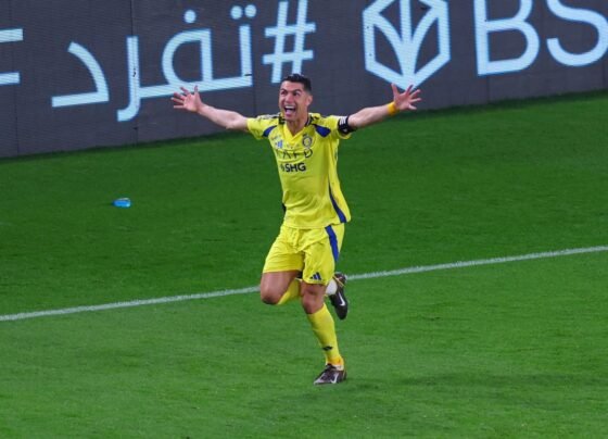 Foto colorida de Cristiano Ronaldo comemorando gol pelo Al-Nassr - Metrópoles