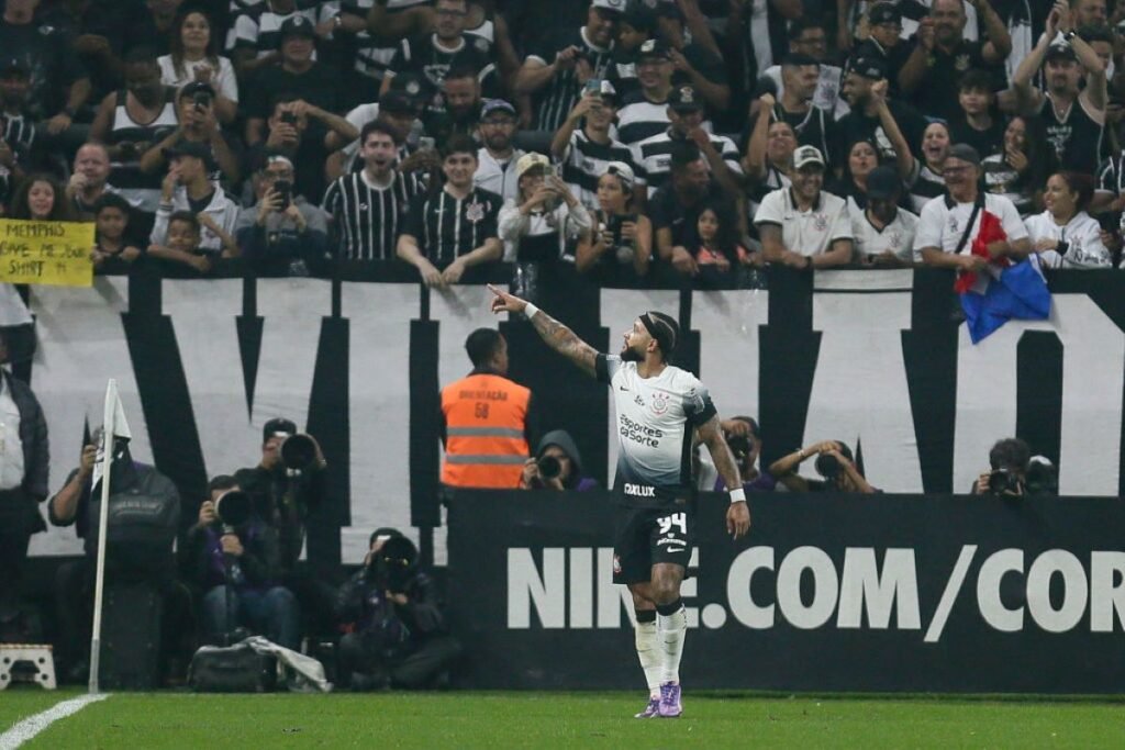 Iamgem colorida de Depay no Corinthians - metrópoles