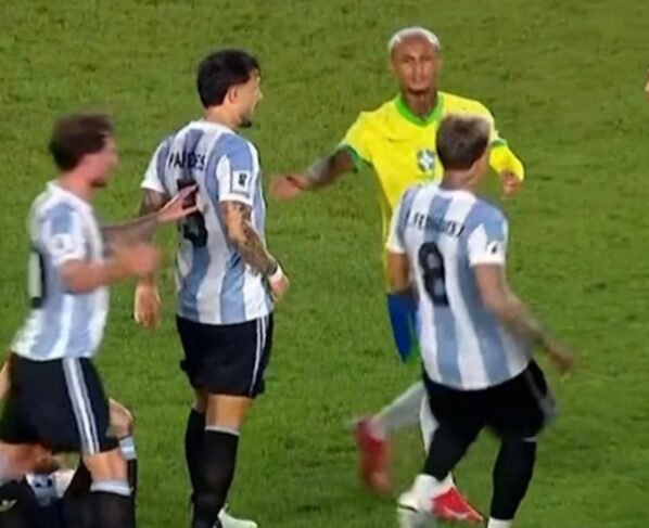 Imagem colorida da confusão entre Brasil e Argentina - Metrópoles