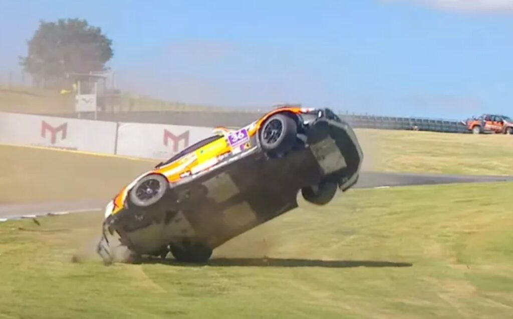 Imagem colorida de aciedente na Porsche Cup- MEtrópoles