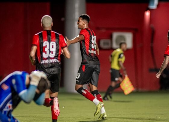 Carlinhos e Janderson comemoram gol do Vitória.