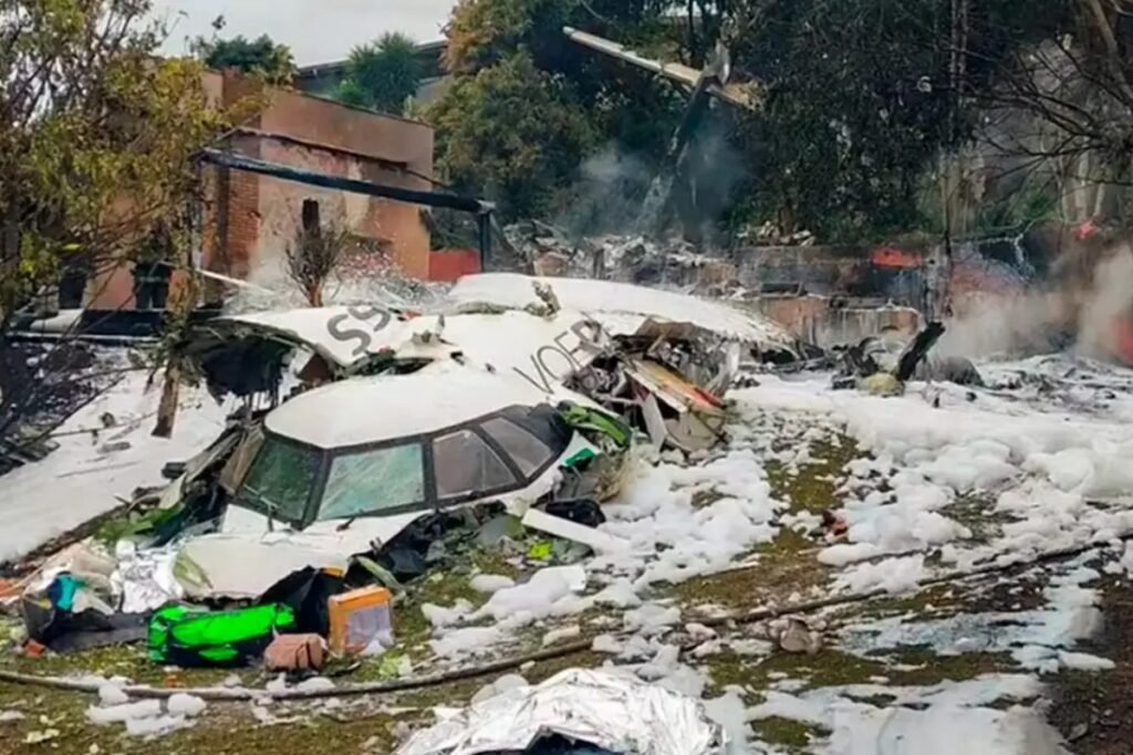 Imagem colorida de destroços do avião da VoePass que caiu em Vinhedo (SP) - Metrópoles