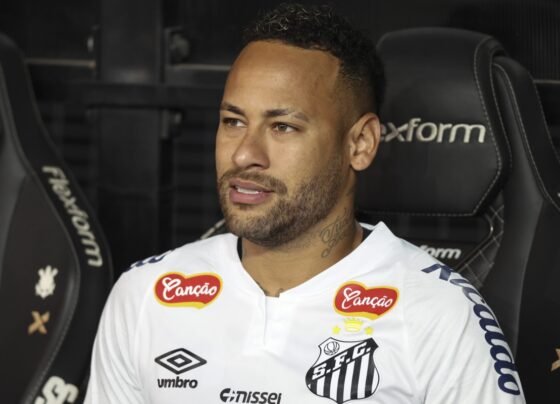 Foto colorida de Neymar, no banco de reservas, durante jogo contra o Corinthians