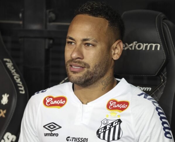 Foto colorida de Neymar, no banco de reservas, durante jogo contra o Corinthians