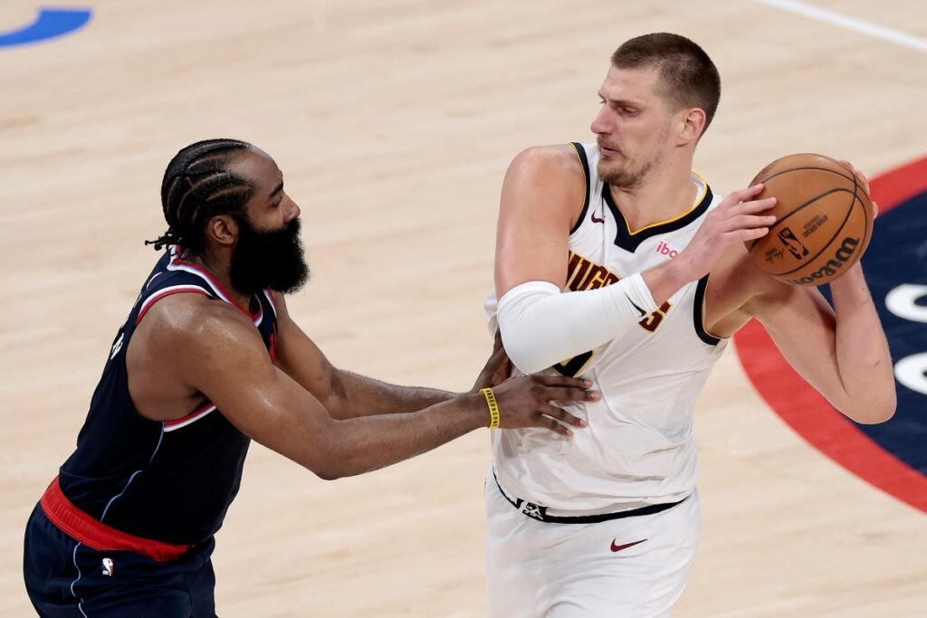 Foto colorida de James Harden e Jokic - Metrópoles