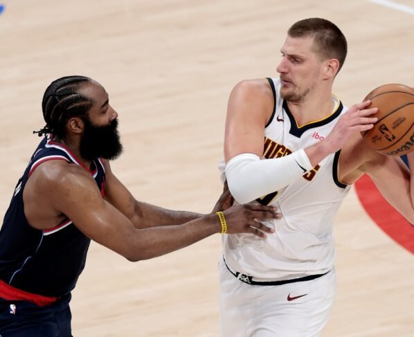 Foto colorida de James Harden e Jokic - Metrópoles