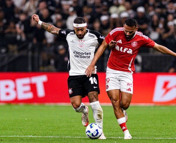 Foto colorida do jogo entre Corinthians e Internacional