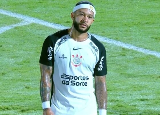 Foto colorida de Memphis Depay, atacante do Corinthians - Metrópoles