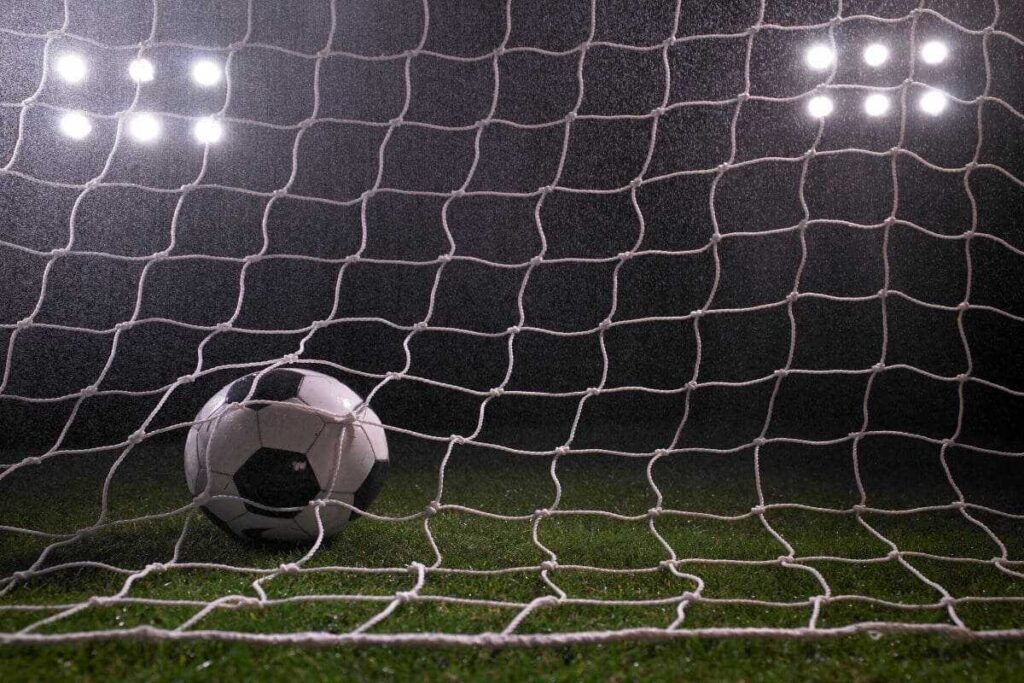 Bola de futebol dentro da área do gol. Briga por herança de artilheiro