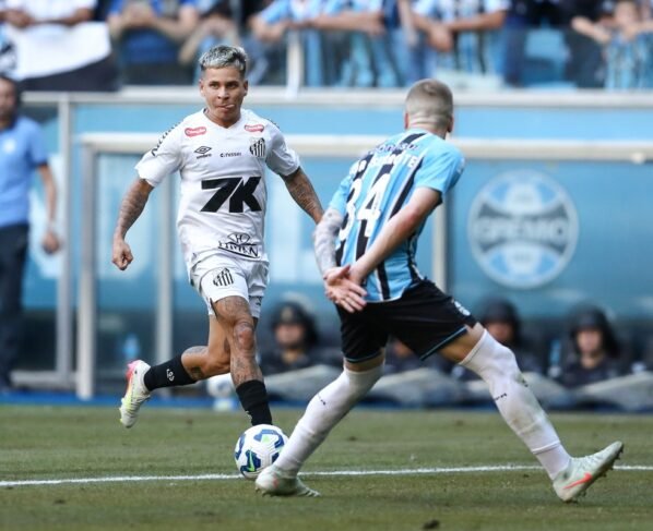 Imagem colorida dos jogadores de Grêmio e Santos