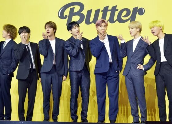 Na imagem com cor, integrantes do grupo de K-pop, BTS - Metrópoles