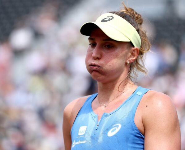 Foto colorida de Bia Haddad, durante torneio de Queen's, em Londres - Metrópoles