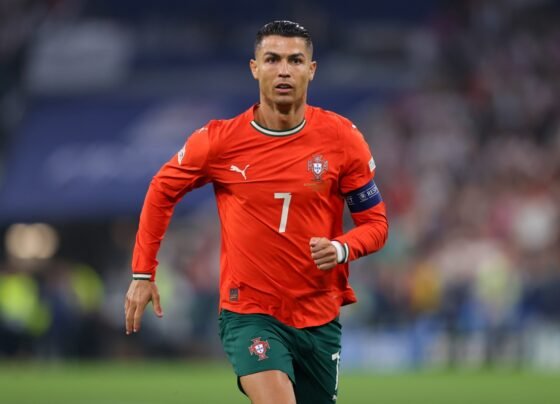 Imagem colorida de Cristiano Ronaldo, com a camisa de Portugal