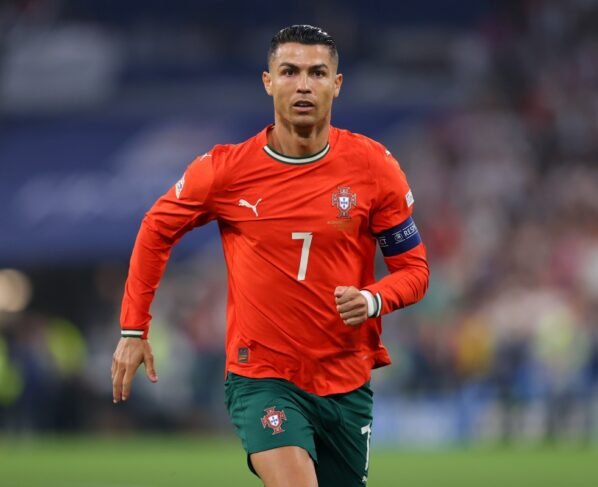 Imagem colorida de Cristiano Ronaldo, com a camisa de Portugal