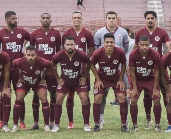 Foto colorida do elenco da Desportiva Ferroviária - Metrópoles