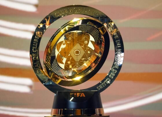Foto colorida do novo troféu do Mundial de Clubes - Metrópoles