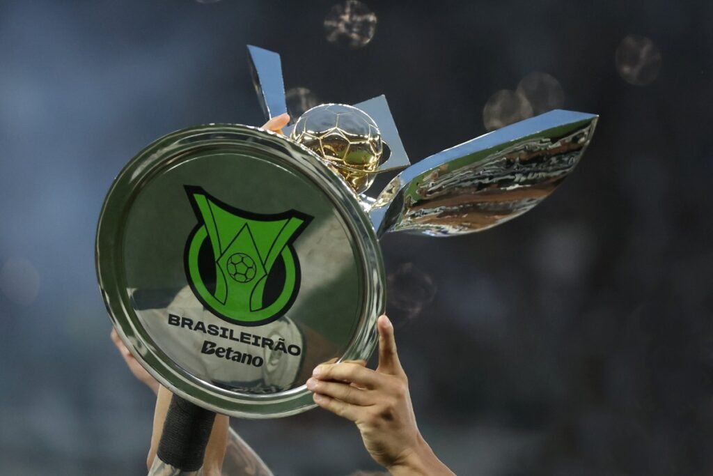 Foto colorida da taça do Brasileirão - Metrópoles