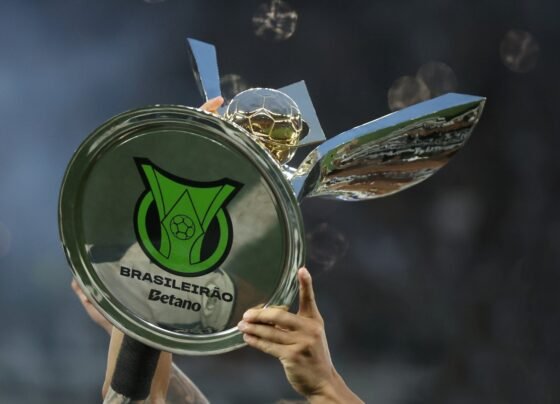 Foto colorida da taça do Brasileirão - Metrópoles