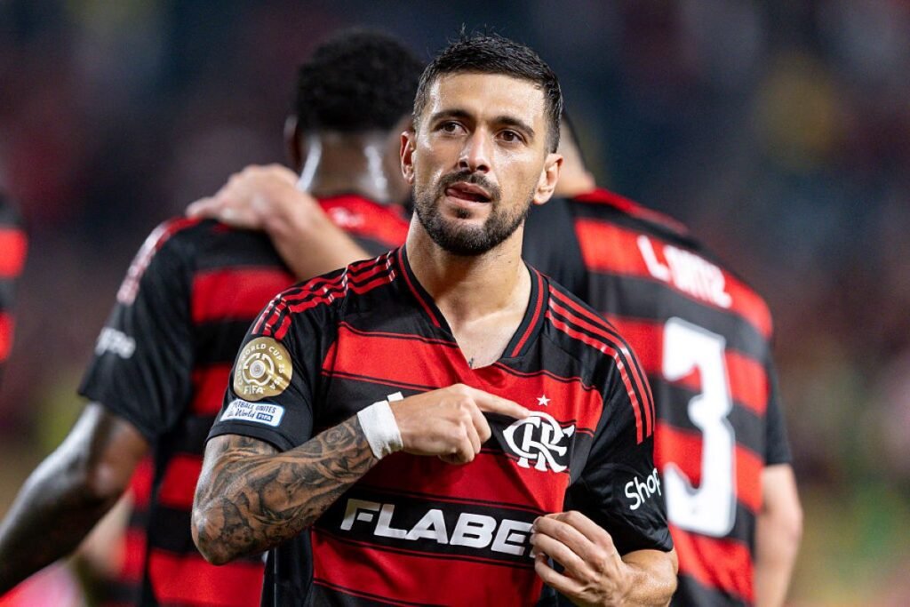 Foto colorida do Arrascaeta comemorando o primeiro gol do Flamengo no Mundial - Metrópoles