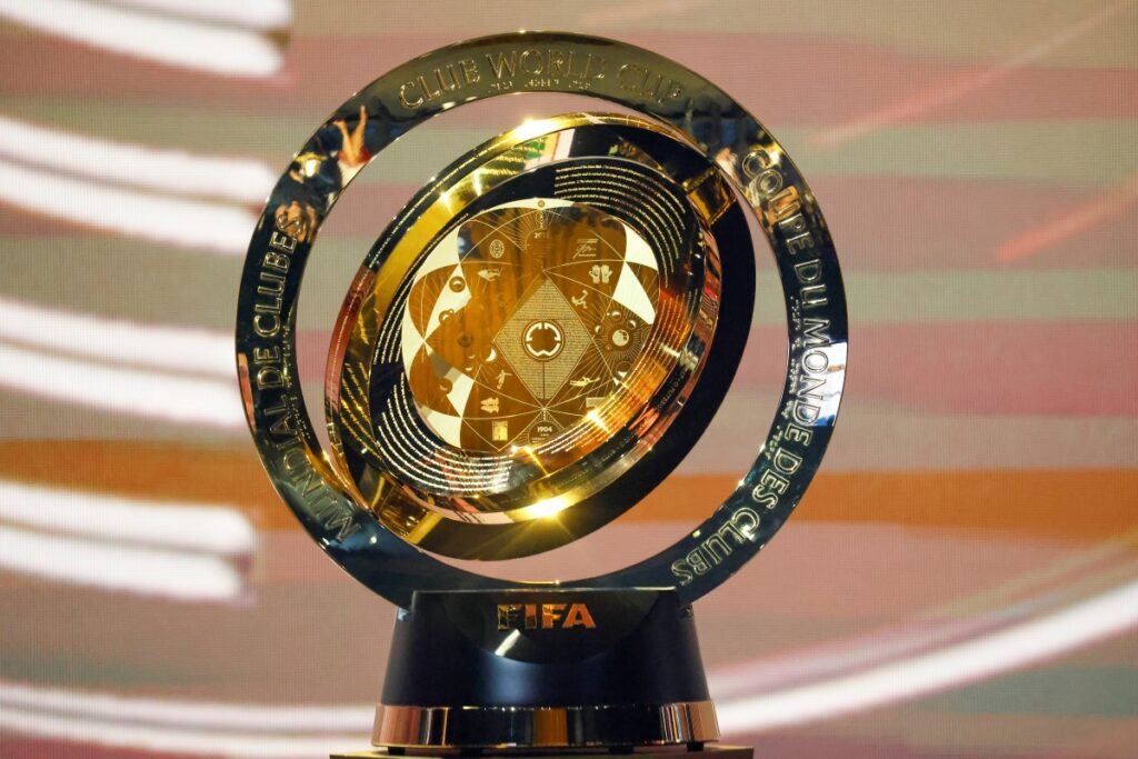 Foto colorida do novo troféu do Mundial de Clubes - Metrópoles