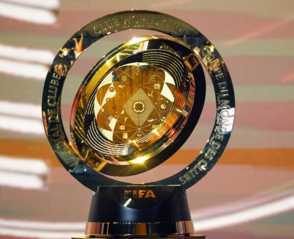 Foto colorida do novo troféu do Mundial de Clubes - Metrópoles