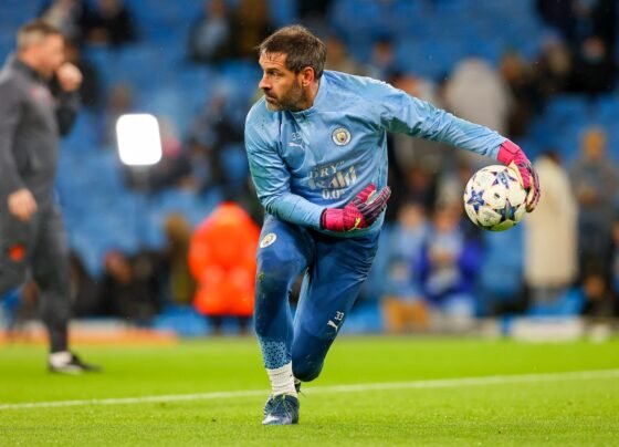 Foto colorida de Scott Carson, goleiro do Manchester City - Metrópoles