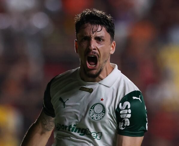 O jogador Joaquín Piquerez, da SE Palmeiras, comemora seu gol contra a equipe do Sport CR, durante partida válida pela segunda rodada, do Campeonato Brasileiro, Série A, no Estádio Ilha do Retiro - Metrópoles